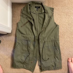 Forever 21 sleeveless women’s green zip up jacket